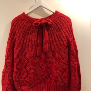 Röd stickad tröja - Jättefin röd stickad tröja med jättsnygg detalj i ryggen, aldrig använd av mig, köpt på second hand💕 