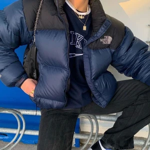 The North Face Jacka - Säljer nu denna svinsnygga vintage the north face 700 nuptse puffer jackan i en as cool blå färg!! Jackan är inhandlad från True Vintage för 1800kr och är trots använd i ett väldigt bra skick! Den är endast testad av mig då den tyvärr inte var min stil. Det är en dam strl M men jag skulle säga att den passar till de som har XS-L beroende på hur man vill att den ska sitta, och eftrsom man kan dra åt den i sidorna💗 Budgivningen sker i kommentarerna och börjar på 800kr, höj med minst 50kr varje gång!!