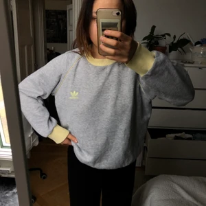 Adidas sweatshirt  - Riktigt snygg sweatshirt från adidas i en söt gul färg. Kan frakta/mötas upp. Fraktkostnad tillkommer. 