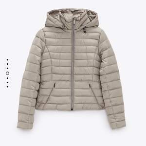 En superfin beige jacka från zara som är helt slutsåld!! Säljer den för att den är lite för liten för mig. Jackan är endast använd en gång. Spårbar frakt: 66kr! Det är budgivning på jackan, buda från 200kr💞💞