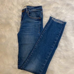 Jeans storlek 34  - Jeans från Gina tricot storlek 34. Sitter tight uppe och lösa nerifrån. Köparen står för frakt. Pris kan diskuteras 