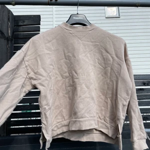 sweatshirts  - två snygga sweatshirts, använda 💕 köparen står för frakten. 39 kr styck