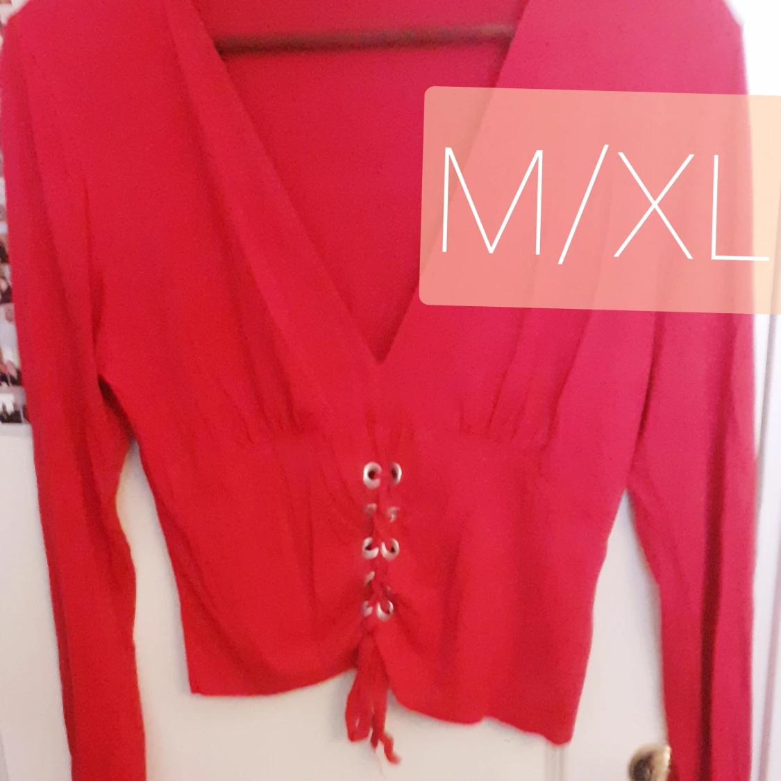 M/XL. V-urringad rödtröja.  - 90