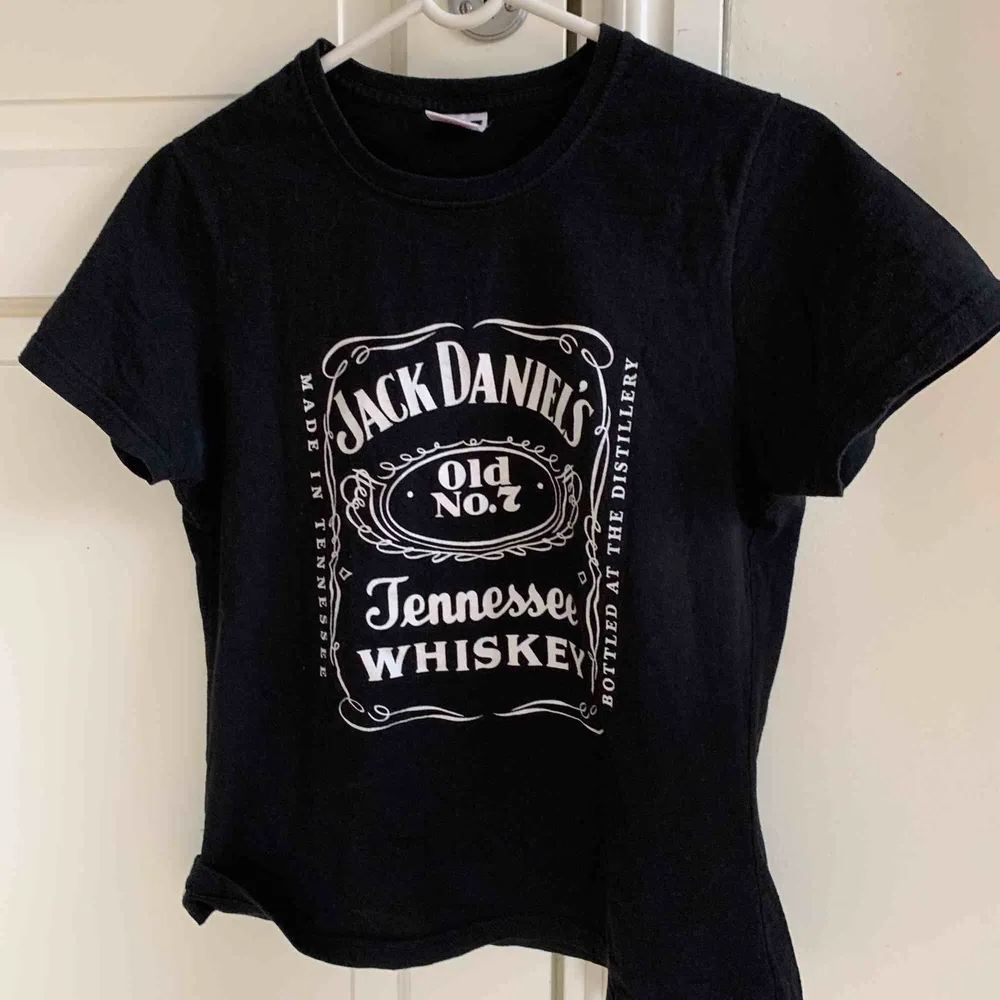 Cool Jack Daniels t-shirt. Är i strl L men passar mer som en M eller S (jag bär vanligtvis M). Frakt på 50kr förekommer💕💫 . T-shirts.