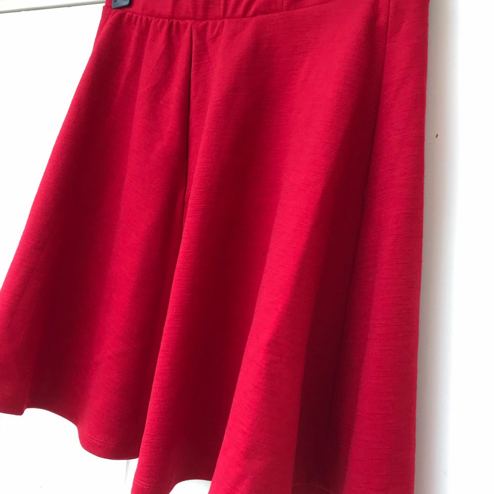 Kort röd kjol! Väldigt skönt tyg! Passar jättebra till alla årstider 🥰. Kjolar.