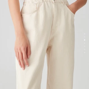 Beige jeans   - Som helt nya, har bara provat dem. Säljer dem för att det tyvärr är för korta för mig. Är 180. ✨