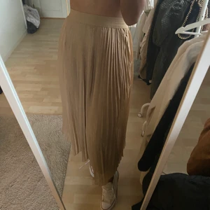 Beige kjol - Helt oanvänd kjol med nypris på 499 kr, prislapp kvar 🥰 strl xs men passar mig som är S-M
