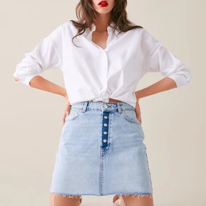 Zara jeanskjol  - Super fin jeans kjol ifrån zara . Använd vid ett tillfälle och är därav i nyskick. Storleken är medium med hade säkert passat en small oxå. 