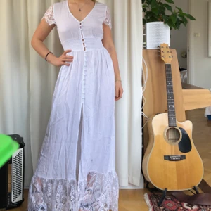 Långklänning💖 - Superfin långklänning med spetsdetaljer. Har några fläckar som nog går bort om man tvättar💖✨