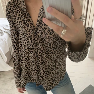 Mango blus, strl L (liten i storlek) - En större blus/skjorta som sitter jätte bra, grymt material och svin snygg!