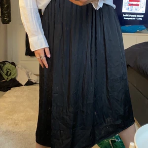 Svart långkjol  - Svart kjol från Gina i väldigt skönt satinmaterial🖤 är 164 cm och kjolen går till smalbenen på mig☺️ Väldigt bra skick!