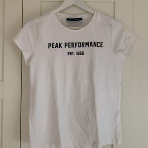 Peak Performance t-shirt (äkta). Använd ett fåtal gånger därav i mycket bra skick.