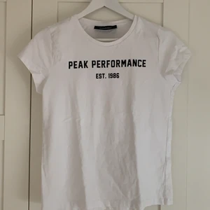 Peak Performance t-shirt - Peak Performance t-shirt (äkta). Använd ett fåtal gånger därav i mycket bra skick.