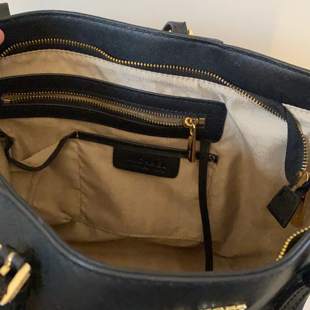 Rymlig väska från Michael Kors i använt skick🖤. Väskor.