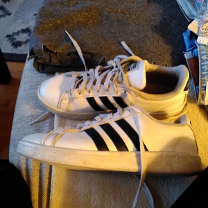 Adidas cloudfoam  - Storlek 39 1/3. Använda men i bra skick. Sömmen har släppt lite framtill på ena skon.