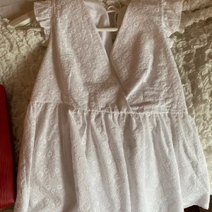 Somrig blus från &otherstories - Säljer denna jättsöta somriga blus från &otherstories. Använd en gång tyvärr:( så hoppas hitta någon ägare som kan använda den mer. Köptes för 790kr, säljes för 400kr. Kan tänka mig att gå ner i pris vid snabb affär:)