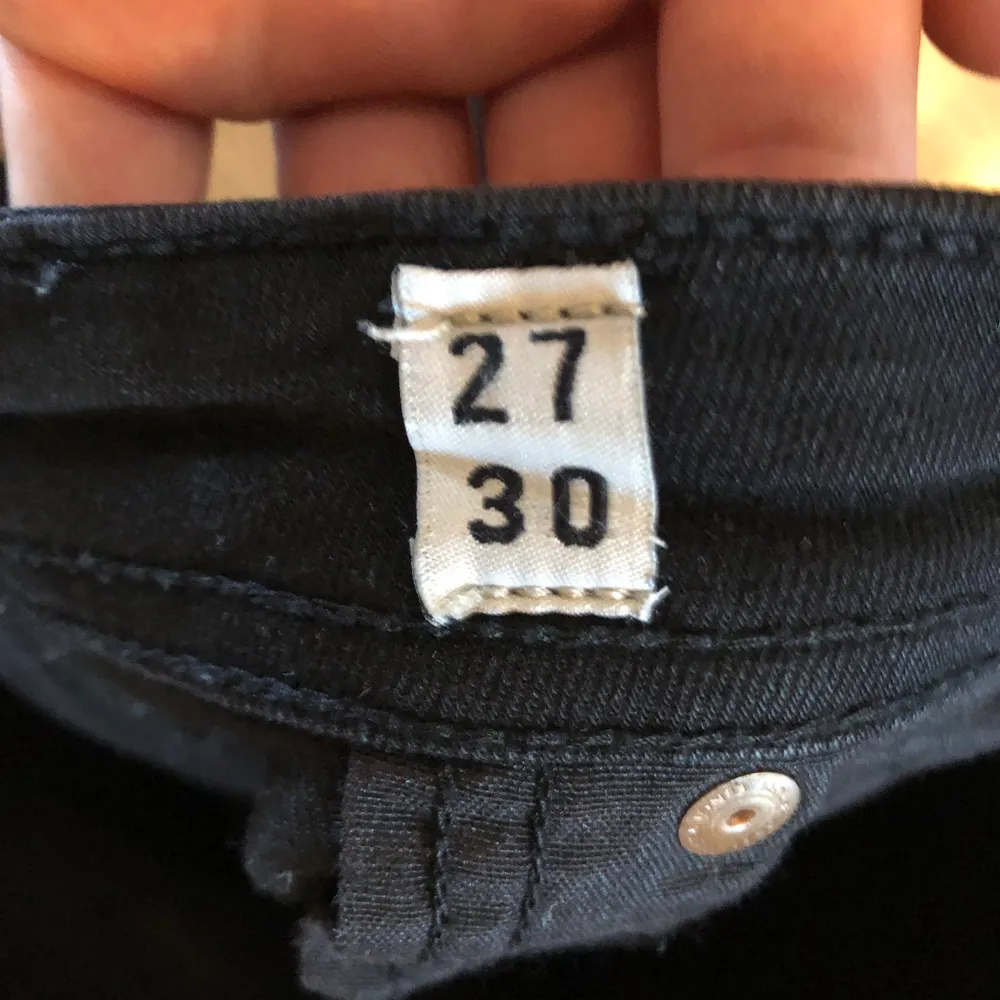 Ett par riktigt snygga jeans som tyvärr inte passar längre. Dom är från jack and Jones och är i storlek 27 30 och är i lite stretch material. Hör av er om de är något?. Jeans & Byxor.