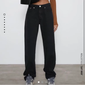 Jeans - Helt nya populära zara jeans med lappar kvar, mid rise och raka långa, tror de är full length modellen, för små för mig då ja inte kunde stänga, passar storlek 32, 34 o liten 36, supersnygga och långa i benen men tyvärr för små🥰 pris kan diskuteras