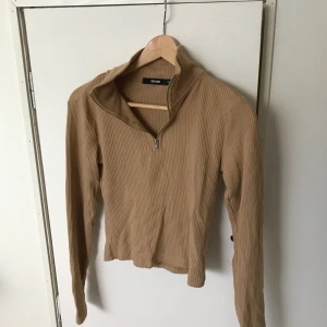 Tröja bikbok - En beige ziptröja från bikbok i storlek XS. Passar mig som är en S jätte bra. Använd nån enstaka gång så skicket är jätte bra. Köparen står gör frakt💕