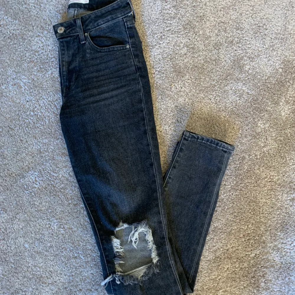 Säljer dessa grå/svarta Levis jeans med hål på knäna. Modellen är high rise skinny i storlek 24 (jag är 165 cm och dom är något långa). Väldigt gott skick.✨. Jeans & Byxor.