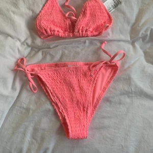 Neonrosa knyt bikini - Säljer denna neonrosa bikinin som går att ändra storlwk allt eftersom xxs-m då den är knytbar (den är mer neonrosa i verkligheten än på bilderna) köptes för ca 250kr men säljer för 170 +42kr frakt