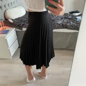 En jättefin svart plisserad kjol! Köpt från MQ. Säljer för att den är för liten i midjan. Är 170cm och passar i längden. Använd fåtal gånger och är i fint skick. Köptes i början på 2020 våren och säljer för 99kr. (frakt betalas av köpare)