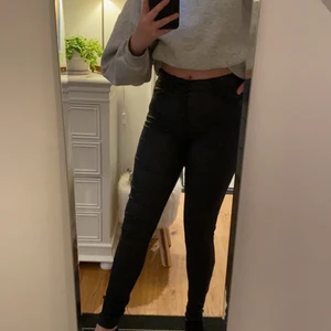 Nelly skinnbyxor - Nelly skinnbyxor (fejk skinn) sitter väldigt bra på, och är inte skrynkliga som det ser ut att vara på bilden! Man får bra former och de är väldigt sköna och fina och är långa såblir absolut inte för korta🥰 Köpta på Nelly.com för 250kr Storlek: 34 skulle kanske kunna passa 36👍🏼 Är i galant skick o är använda runt 4 gånger💕