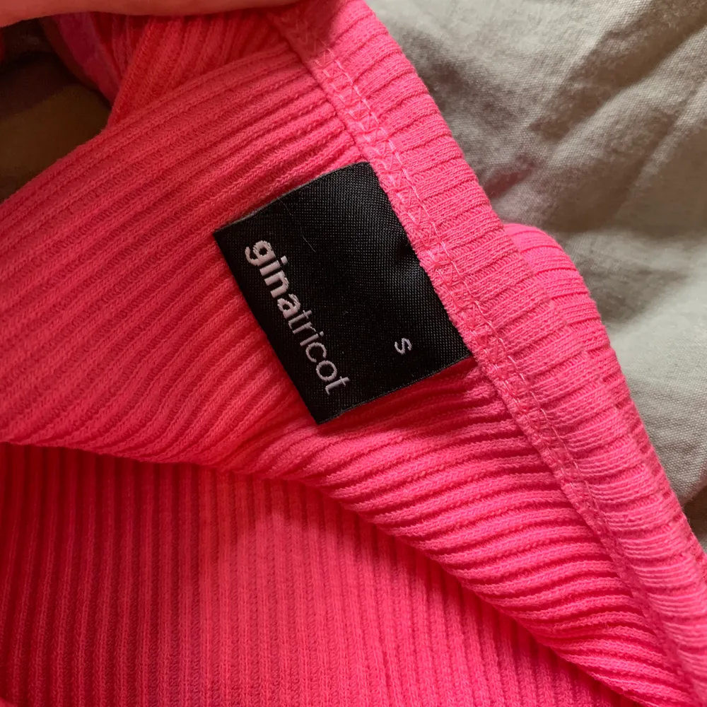 Säljer detta rosa linne från Ginatricot i storlek S. Oanvänt endast testat. Nyskick. . Toppar.