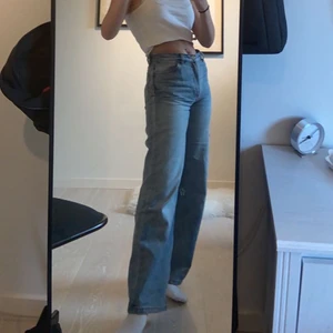 Blåa jeans  - Säljer min snygga blåa jeans från monki. Sitter fint i min längd som är 163. Sitter jätte fint och är i bra skick 