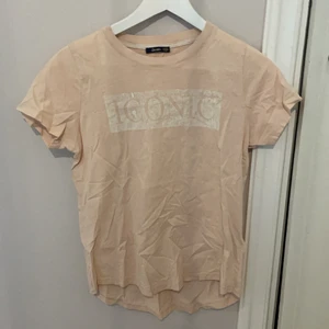 T-shirt  - Säljer denna tröja med trycket iconic. Storlek S