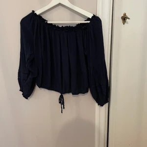 Blå tröja från hollister  - Blå offshoulder tröja från hollister. Sparsamt använd. Storlek S