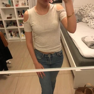 Tröja - storlek XS  - Snygg detaljerad tröja då axlarna är öppna. Fin beige färg och skönt och mysigt material, Max använd 2 gånger!! 😊