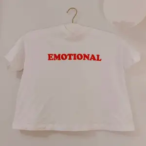 vit monki t-shirt med röd sammetstext ”emotional”. använt ett par få gånger! 💖 frakt tillkommmer! budgivning vid flera intresserade! kontakta vid frågor! 💌 