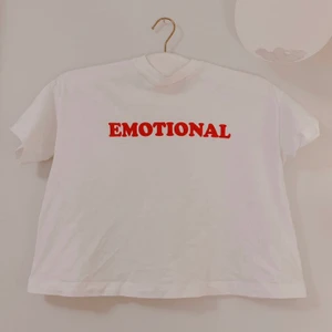 ❤️ emotional vit monki-tshirt ❤️ - vit monki t-shirt med röd sammetstext ”emotional”. använt ett par få gånger! 💖 frakt tillkommmer! budgivning vid flera intresserade! kontakta vid frågor! 💌 