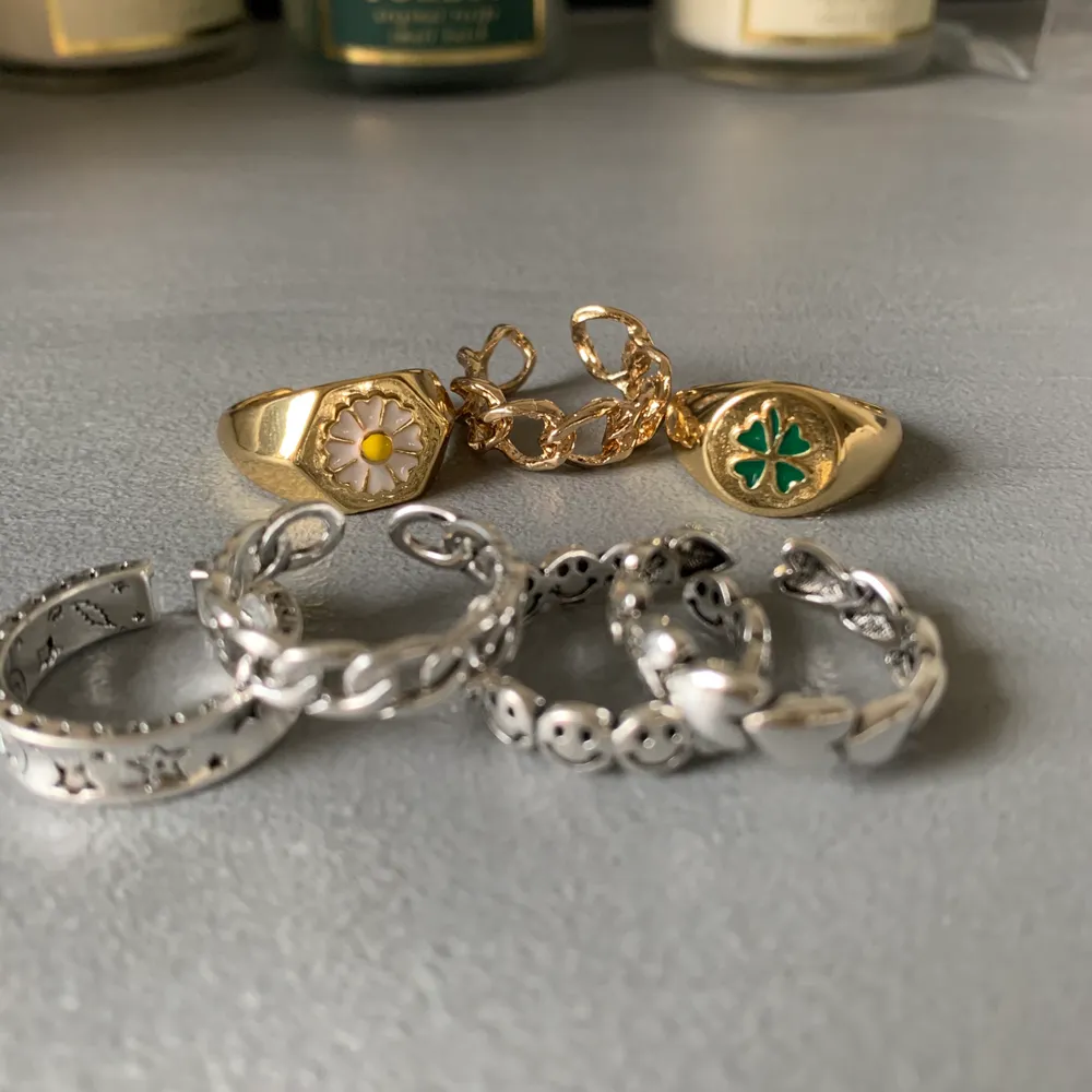 Superfina ringar köpta blandat från zend och plick💓 Alla i äkta silver och vissa är även guldpläterade💞 Ringarna är justerbara och passar alla storlekar💓 Säljer endast för att jag har för många ringar så bara en av varje tillgänglig 💞💞. Accessoarer.