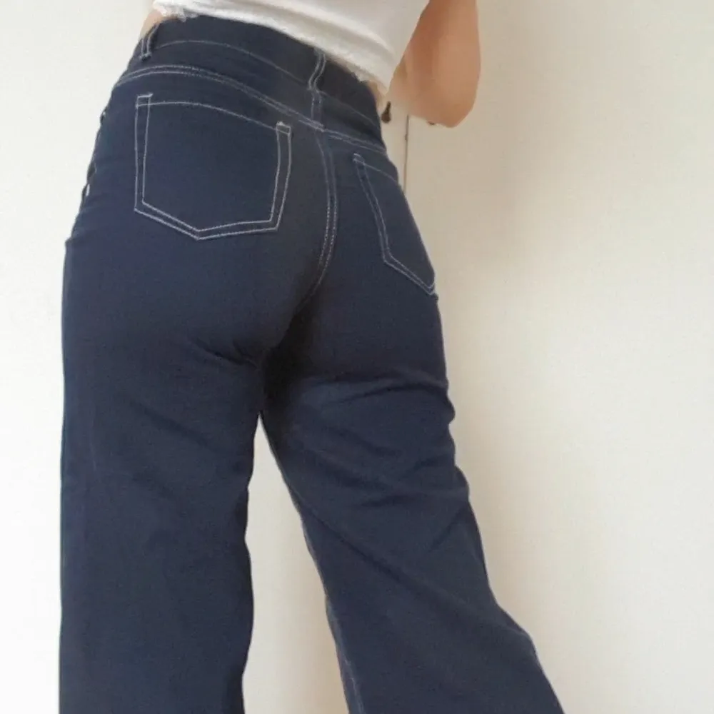 Köpte ett par construction pants på FOREVER 21i USA. Säljs på grund av att det är inte längre min still. Byxorna passar bra på storlek S OCH XS . Jeans & Byxor.