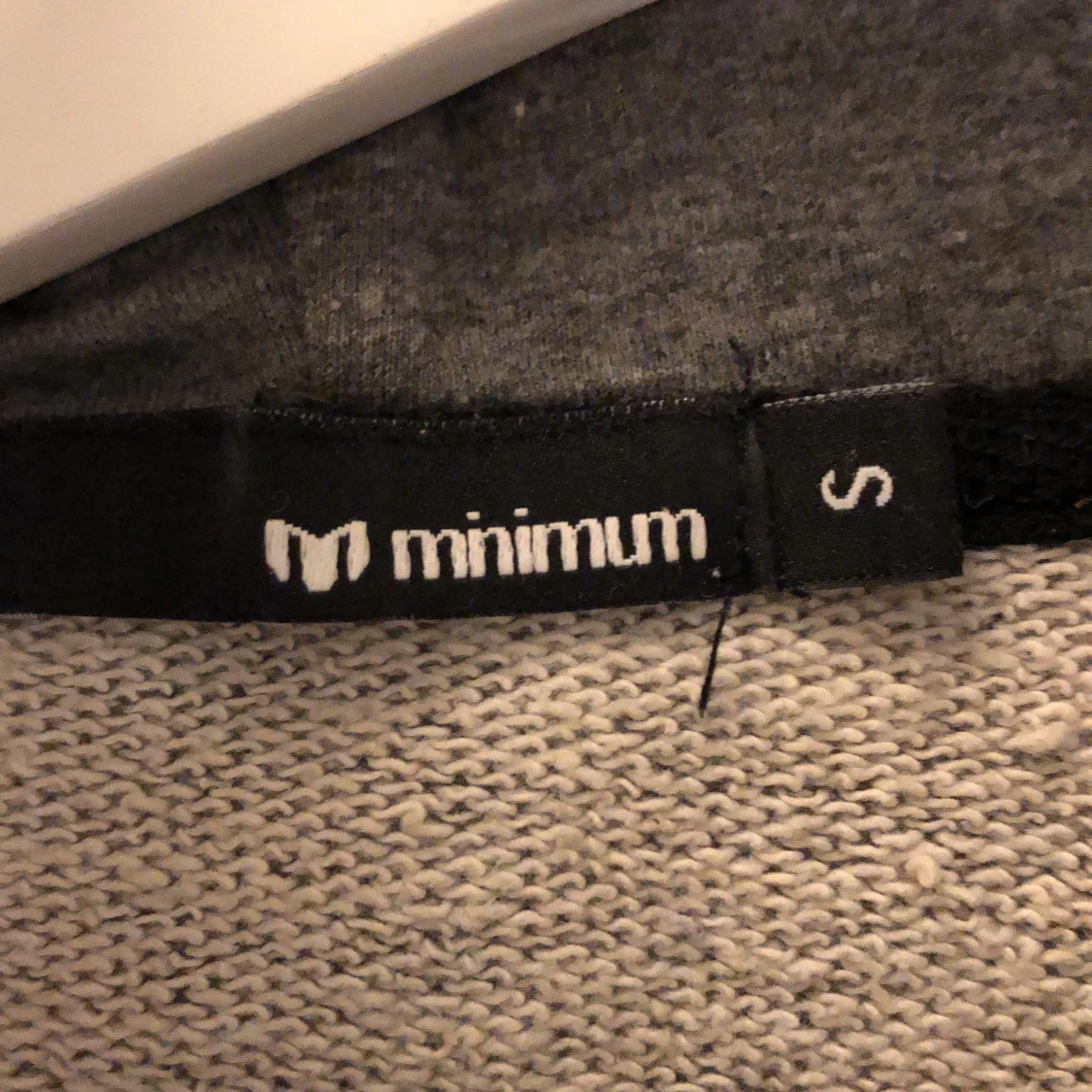 En grå luvtröja  - 91