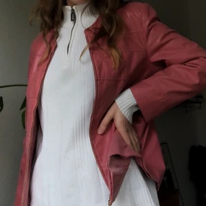 Rosa jacka  - En rosa dröm i fakeläder. Är ett litet lite hål i höger armen (se bild) 
