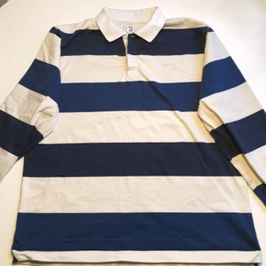 Polotröja från Polar Skate Co. (oversize) - Tröja från Polar i lätt oversize passform som passar både killar och tjejer, passar grymt i garderoben för dig som gillar street och 90-tals stil. Knappt använd då jag tyckte den var för liten på mig från början, inga tecken på slit eller märken.