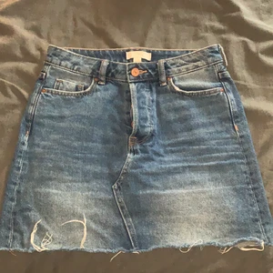Kjol - En jätte fin kjol från H&M, använda ett fåtal gånger. Jätte fin blå färg, pris kan diskuteras❤️
