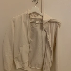 Hoodie - Zip Hoodie från h&m vit oversized , köparen står för frakt 