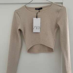 Tröja - Kroppad långärmad topp! Helt nyskick och aldrig använd då lappen finns kvar