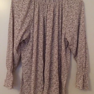 Tröja, stl 50/52 (”Studio”) - Fint skick.100% Nylon.