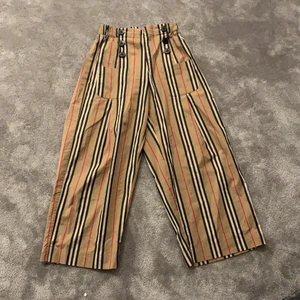 Burberry byxor - Säljer tyvärr mina SUPER snygga Burberry byxor. Köpta i Berlin för 2 år sedan. Säljs pga att jag har växt ut dom. Köptes på barnavdelningen men passar en kortare ungdom.Köpta för 2300kr. Buda från 500kr😊 köparen står för frakt!
