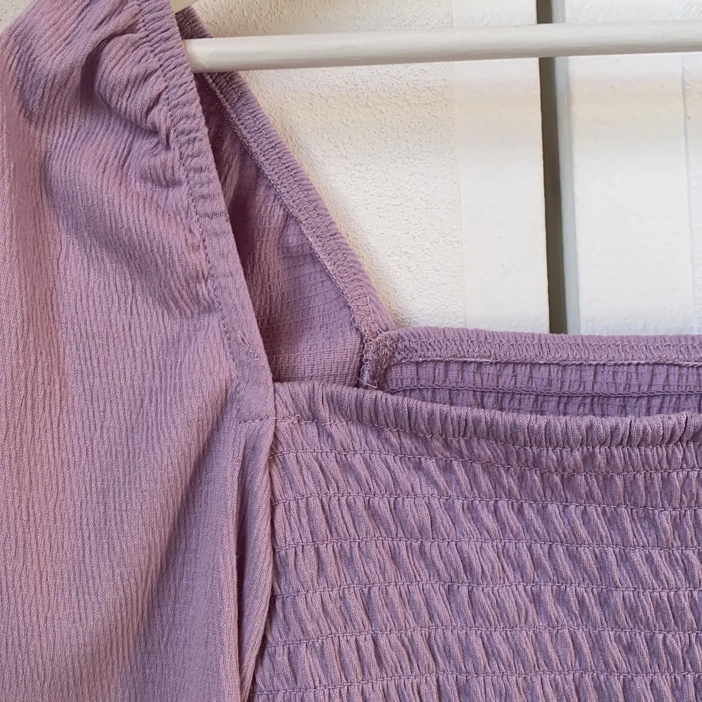 En croppad lila tröja från HM som aldrig är använd, den är i storlek M och i mycket fint skick. 40kr + frakt ☺️. Toppar.