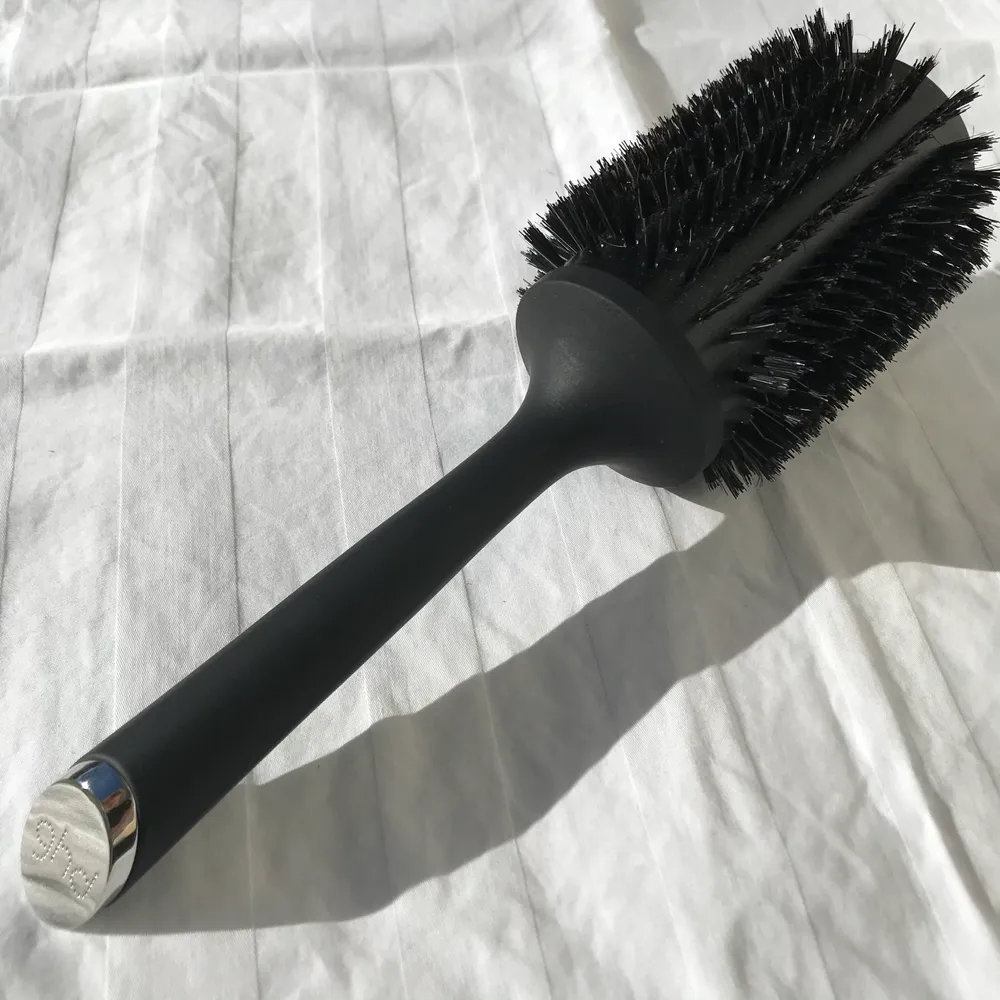 Säljer en knappt använd rundborste från GHD (Natural Bristle Radial Brush storlek 4). Jag har använt den för att stylea min gardinlugg och få volym i resten av håret. Passar bra för långt/ mellan långt hår. Jag skickar paketet gratis. Skriv om du har frågor. 💕. Accessoarer.