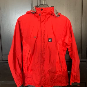 Haglöfs gore-tex skaljacka women - Jättefin jacka i storlek M som är sparsamt använd så väldigt fint skick inga skador, nypris låg på 3600. Passar inte priset jag stoppat så kanske det går att komma överens om ett annat :)