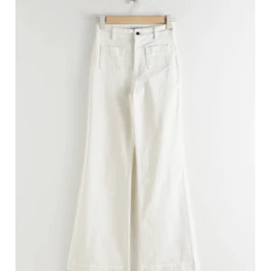 Vita flare jeans - Från Other stories. Storlek 25. Hög midja. Sitter jättefint på