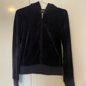 Jucy Couture tröja  - Använd kanske fem gånger så den är i fint skick💖 pris kan diskuteras vid snabb affär!