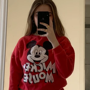 Mickey Mouse tröja från Zara - Röd, söt sweatshirt ifrån Zara! I mycket bra skick 